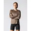 Samdfarvet Fusion Women's Technical Merino 150 LS er den perfekte blanding af funktionalitet og komfort. Den innovative to-sidet metervare kombinerer merinoulds naturlige egenskaber med polyesters slidstærke kvaliteter for en alsidig trøje, ideel til hverdagsbrug og træning.