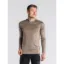 Sandfarvet Fusion Men's Technical Merino 150 LS er den ultimative trøje, der kombinerer merinoulds naturlige egenskaber med polyesters slidstærke kvaliteter. Den innovative to-sidet metervare giver dig en trøje, der er ideel til både hverdagsbrug og træning.