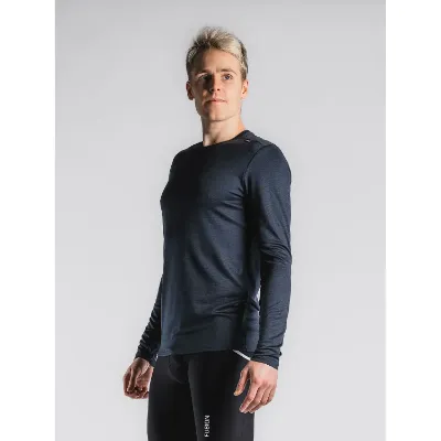 Mørkeblå Fusion Men's Technical Merino 150 LS er den ultimative trøje, der kombinerer merinoulds naturlige egenskaber med polyesters slidstærke kvaliteter. Den innovative to-sidet metervare giver dig en trøje, der er ideel til både hverdagsbrug og træning.