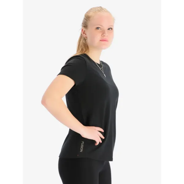 Fusion Womens Recharge Merino 220 T-Shirt er fremstillet af 100% mulesing-free merinould i topkvalitet, der tilbyder enestående temperaturregulering og komfort. Med dens selvrensende egenskaber og evne til at absorbere fugt uden at føles våd er denne t-shirt den perfekte følgesvend til alle vejrforhold.