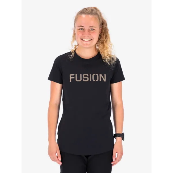 Fusion Women's Recharge T-Shirt tilbyder både komfort og stil med sin semi-tight pasform, perfekt til indendørs afslapning eller udendørs eventyr på varme sommerdage. Et ideelt lag under din Recharge hoodie.