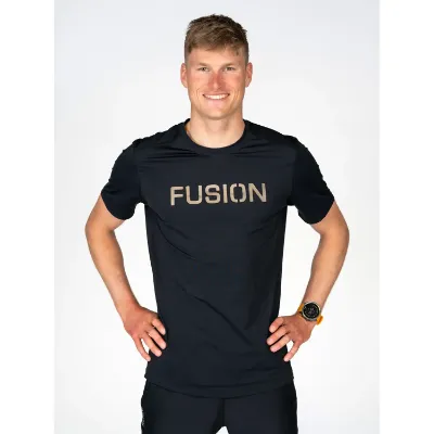 Fusion Men's Recharge T-Shirt er den perfekte kombination af teknisk ydeevne og afslappet stil. Ideel til både indendørs afslapning og udendørs eventyr på varme sommerdage. Et must-have lag under din Recharge hoodie.