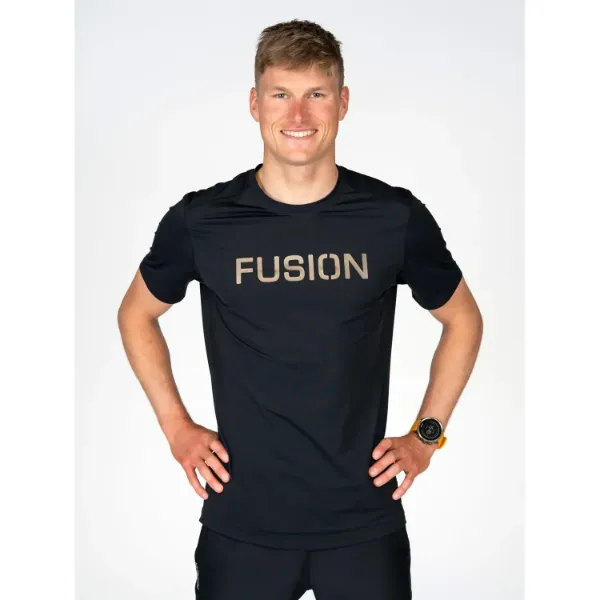 Fusion Men's Recharge T-Shirt er den perfekte kombination af teknisk ydeevne og afslappet stil. Ideel til både indendørs afslapning og udendørs eventyr på varme sommerdage. Et must-have lag under din Recharge hoodie.