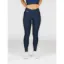 Fusion Women's Gym Tights er skabt til at give dig den ultimative træningsoplevelse. Med deres squat-proof design, funktionelle lommer og høje talje tilbyder disse tights komfort, bevægelighed og performance under alle dine workouts i farven night blue