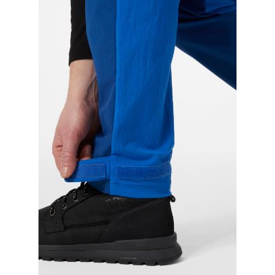 Helly Hansens Men’s Vika Tur Pants 2.0. Med ergonomisk formede knæ og et indstikket skridt tilbyder disse bukser en enestående bevægelsesfrihed og komfort. Praktiske håndlommer og en lynlåslomme på låret.