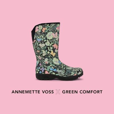 Høj gummistøvle designet af Anne Mette Voss for Green Comfort med et farverigt blomsterprint og sommerfugle.