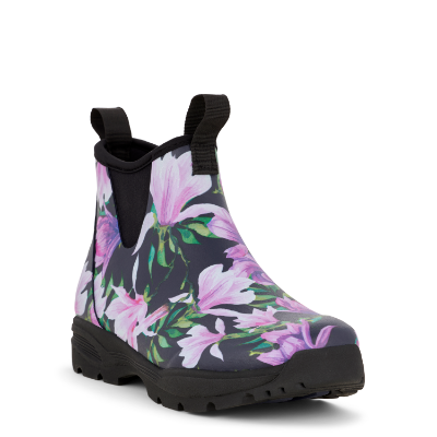 Korte stilfulde gummistøvler designet af Anne Mette Voss for Green Comfort. Sort støvler med blomster print af lilla magnolia med grønne blade.