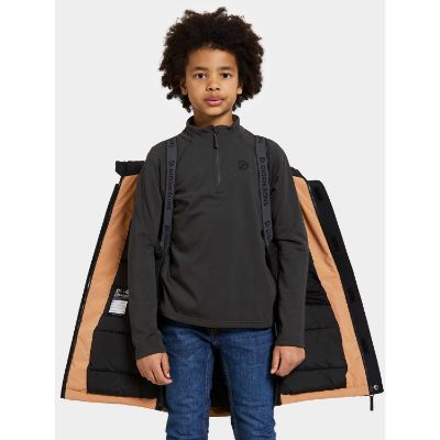 Didriksons Magnetit Kids Parka i en vinterudgave, der viser den varme, vatterede jakke med pufeffekt, tapede sømme, seks lommer og refleksdetaljer. Perfekt til kolde nordiske vejrforhold.