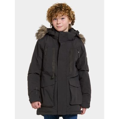 Didriksons Magnetit Kids Parka i en vinterudgave, der viser den varme, vatterede jakke med pufeffekt, tapede sømme, seks lommer og refleksdetaljer. Perfekt til kolde nordiske vejrforhold.