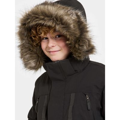 Didriksons Magnetit Kids Parka i en vinterudgave, der viser den varme, vatterede jakke med pufeffekt, tapede sømme, seks lommer og refleksdetaljer. Perfekt til kolde nordiske vejrforhold.