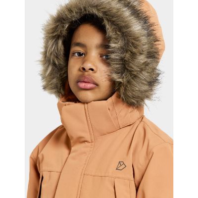 Didriksons Oxid Kids Parka, varm børnejakke med aftagelig hætte og syntetisk pels, justerbare ærmeender, refleksdetaljer og flere praktiske lommer. Perfekt til barske vejrforhold