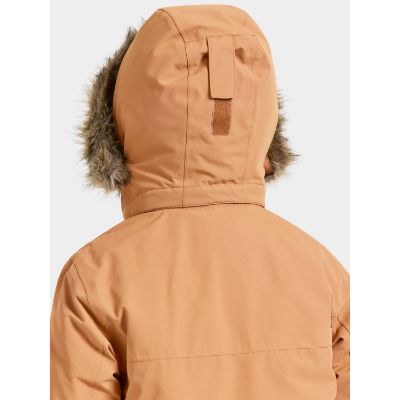 Didriksons Oxid Kids Parka, varm børnejakke med aftagelig hætte og syntetisk pels, justerbare ærmeender, refleksdetaljer og flere praktiske lommer. Perfekt til barske vejrforhold